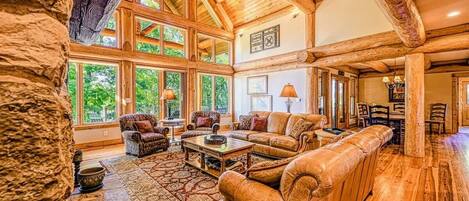 Smart-tv, een open haard en een kantoor