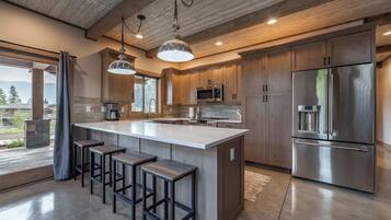 Kjøleskap, mikrobølgeovn, ovn og kokeplater