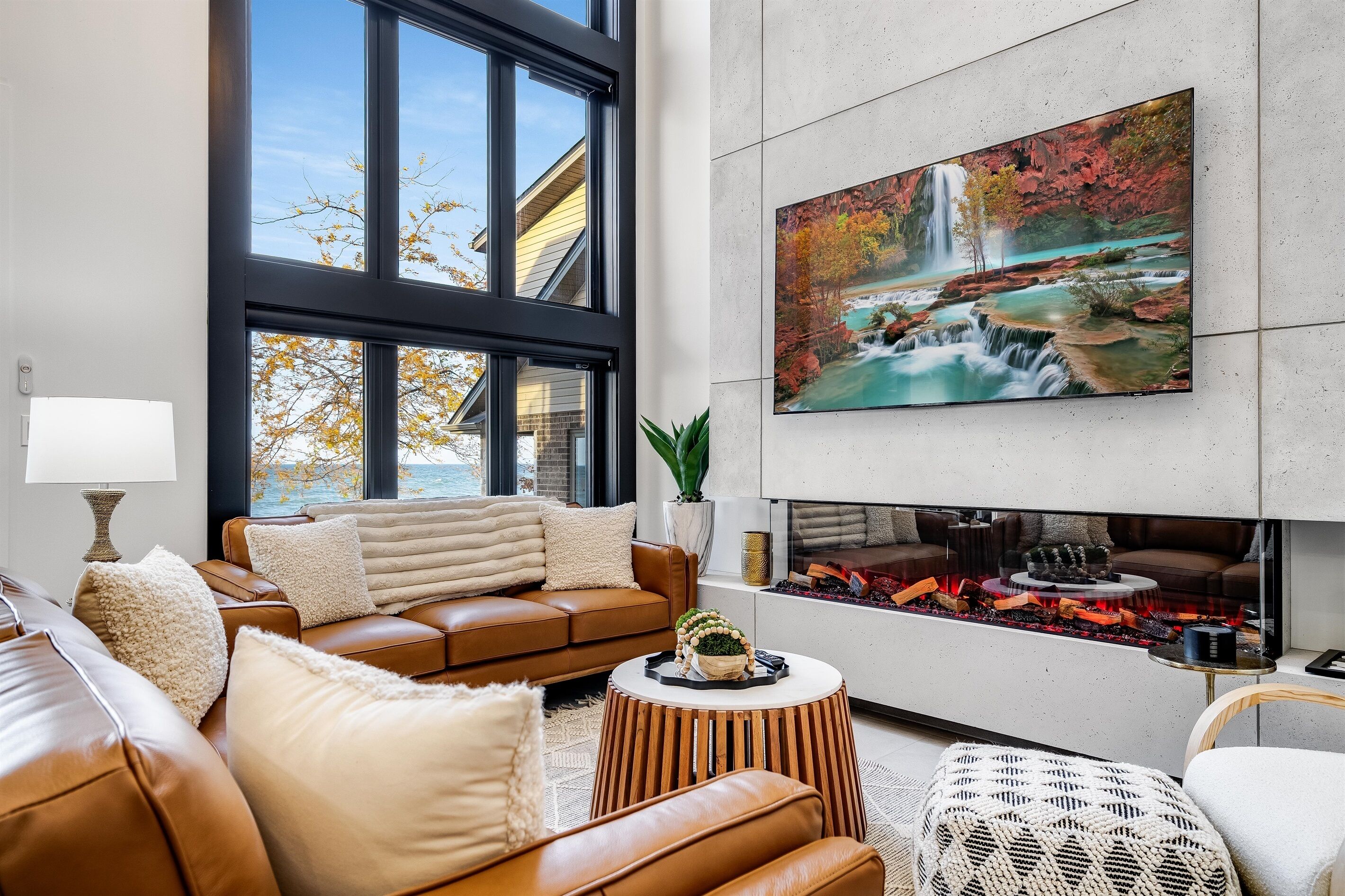 Una Smart TV, una chimenea