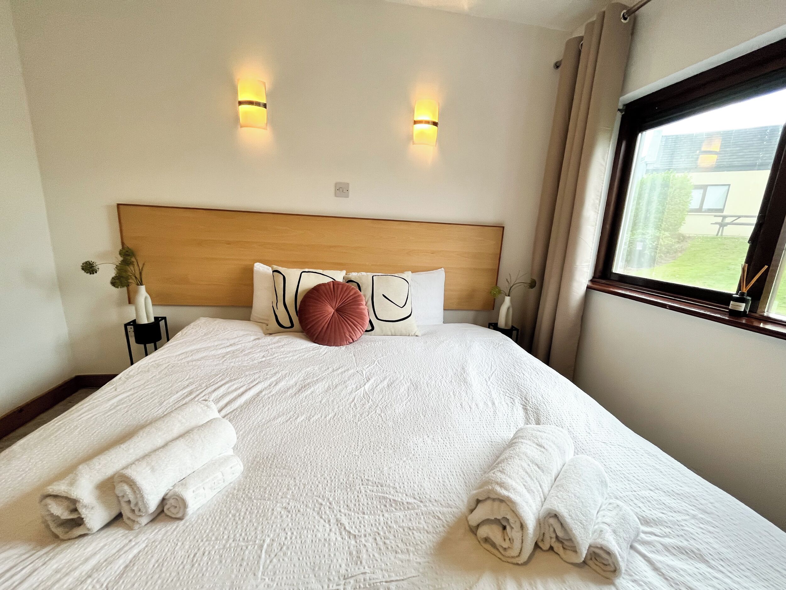 3 chambres, bureau, fer et planche à repasser, lit parapluie