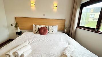 3 bedrooms, desk, iron/ironing board, travel cot