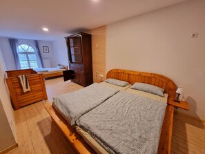 6 bedrooms, desk, WiFi, bed sheets