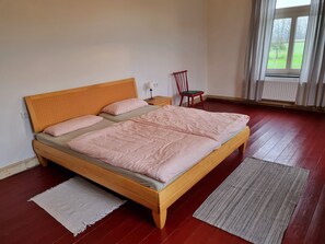 6 bedrooms, desk, WiFi, bed sheets