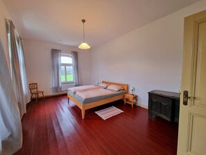 6 bedrooms, desk, WiFi, bed sheets