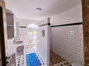 Regadera, amenidades de baño ecológicas, toallas, papel de baño