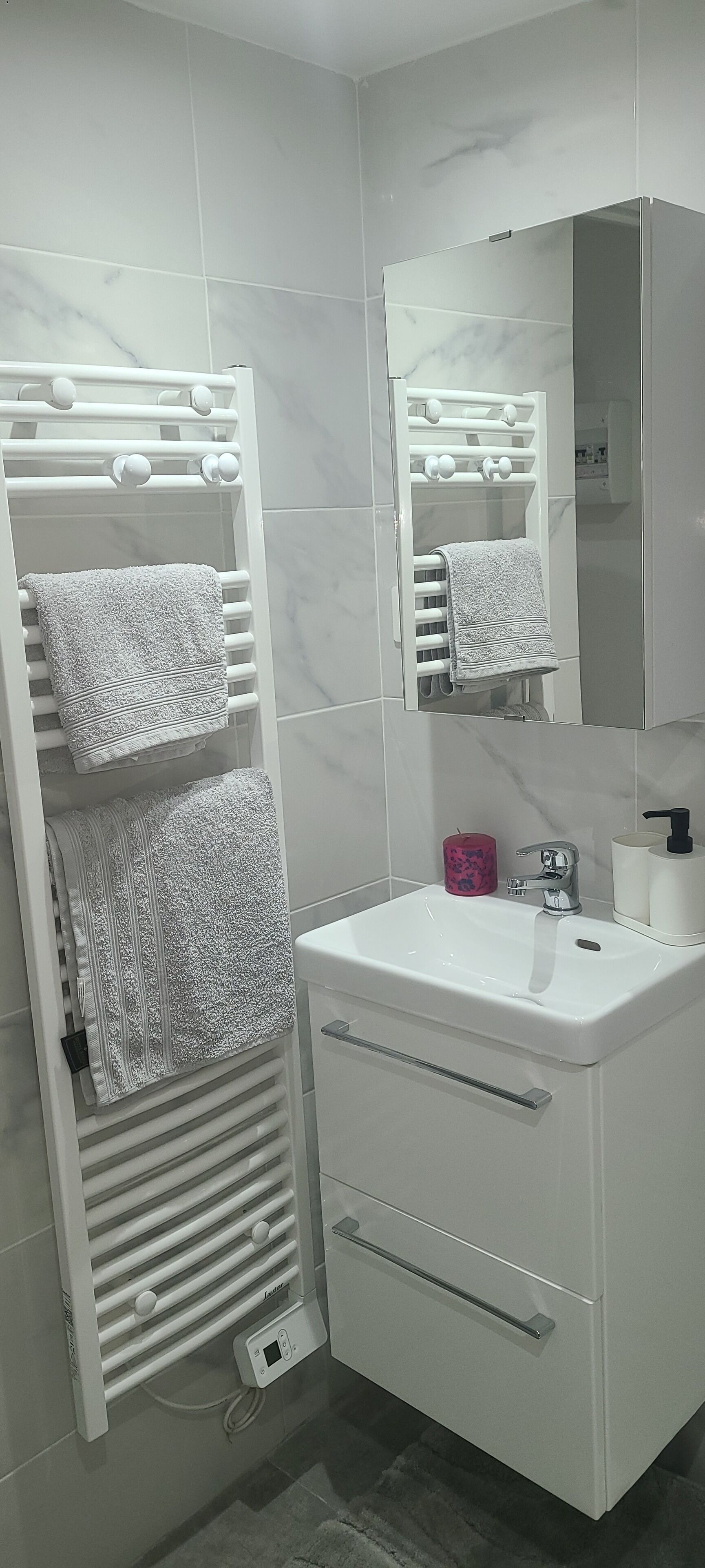 Sèche-cheveux, serviettes fournies, savon, papier toilette