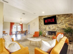 Smart-tv, bordsfotboll och ett bordtennisbord