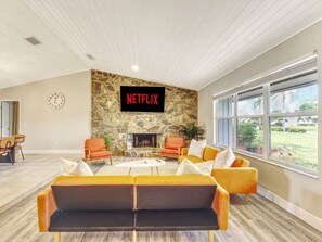 Smart-TV, Tischfußball, Tischtennisplatte