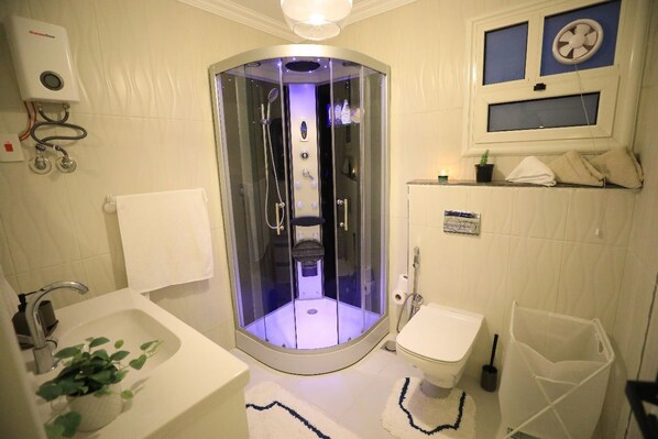 Banyera d'hidromassatge, assecador de cabells, tovalloles i sabó 