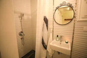 Banyera d'hidromassatge, assecador de cabells, tovalloles i sabó 