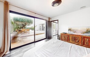 3 bedrooms, iron/ironing board, travel crib, free WiFi
