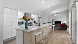 Fridge, microwave, oven, stovetop - Jetty Road Holidays - 33 Jetty Road (NORMANVILLE)