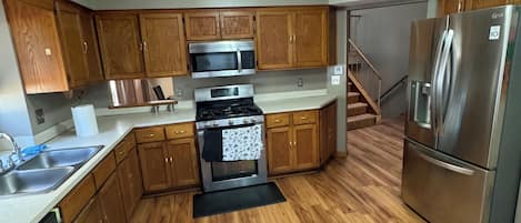 Een koelkast, een microgolfoven, een oven, een kookplaat