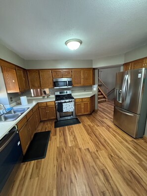 Fridge, microwave, oven, stovetop - Spacious 5-bedroom house in charming Circle Pines with WiFi, AC (Circle Pines)