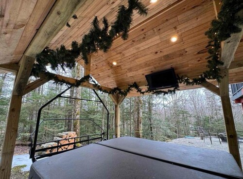 4-bedroom chalet with outdoor hot tub in lovely Wilmington with WiFi