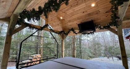 4-bedroom chalet with outdoor hot tub in lovely Wilmington with WiFi