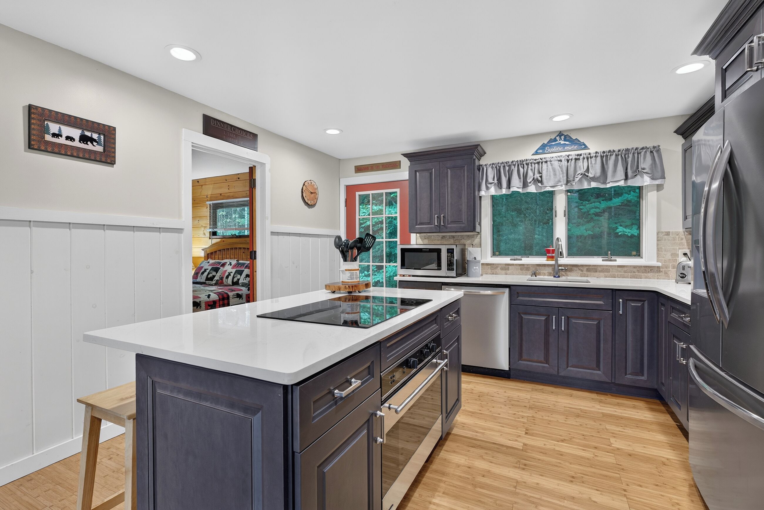 Coffee/tea maker, fridge, microwave, oven