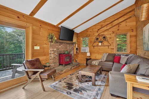 The Davis Hill House - 4BR, Hot Tub, Privacy & 8 Min to Mount Snow