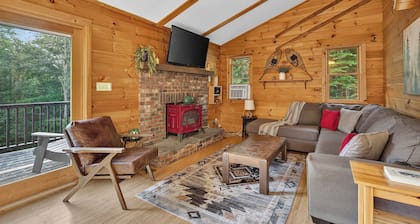 The Davis Hill House - 4BR, Hot Tub, Privacy & 8 Min to Mount Snow