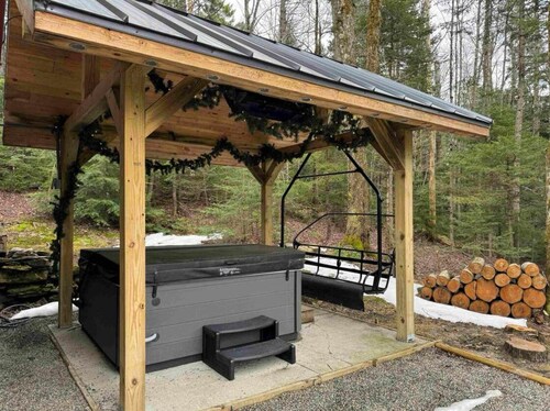 The Davis Hill House - 4BR, Hot Tub, Privacy & 8 Min to Mount Snow