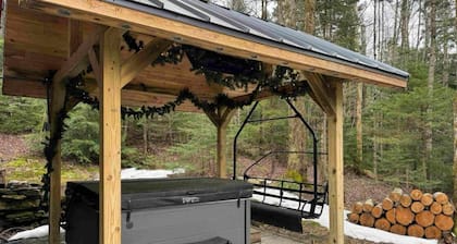 The Davis Hill House - 4BR, Hot Tub, Privacy & 8 Min to Mount Snow