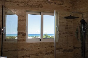 Douche, sĂšche-cheveux, serviettes fournies, savon