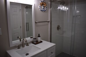 Shower, hair dryer, towels, soap - Charming 2-bedroom cottage in tranquil Ocean Isle Beach 5 min drive to the beach (Ocean Isle Beach)