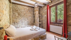 4 bedrooms, travel cot, WiFi