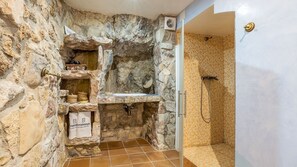 Shower - Casa Rural Cortijo Pesquera Algarinejo by Ruralidays (Granada)