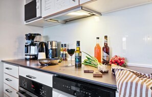 Kylskåp, mikrovågsugn, diskmaskin och kaffe- och tebryggare