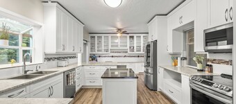 Oceanfront 3 Bed: Private Beach and Dock Access, Hot Tub , BBQ & Free Kayaks!