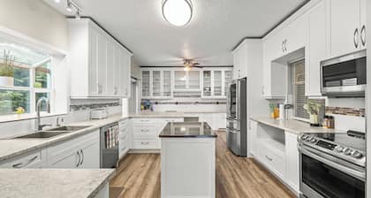 Oceanfront 3 Bed: Private Beach and Dock Access, Hot Tub , BBQ & Free Kayaks!