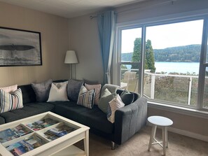 Smart TV, books - Oceanfront 3 Bed: Private Beach and Dock Access, Hot Tub , BBQ & Free Kayaks! (Sooke)