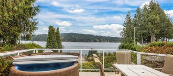 Oceanfront 3 Bed: Private Beach and Dock Access, Hot Tub , BBQ & Free Kayaks!