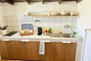 Fridge, microwave, coffee/tea maker, toaster - Casa Pino: Relax and Nature with Stunning Views (Adeje)