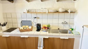 Cafetera y tetera, refrigerador, microondas y tostadora