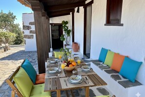 Outdoor dining - Casa Pino: Relax and Nature with Stunning Views (Adeje)