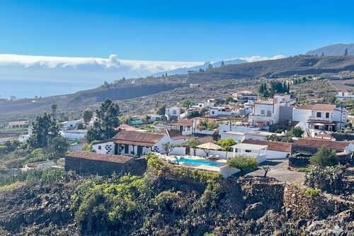 Stunning El Poleo Cottage at El Estanco Viejo: Historic Comfort With B