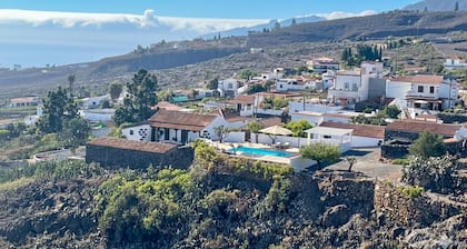 Stunning El Poleo Cottage at El Estanco Viejo: Historic Comfort With B