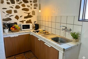 Coffee/tea maker, fridge, microwave, toaster