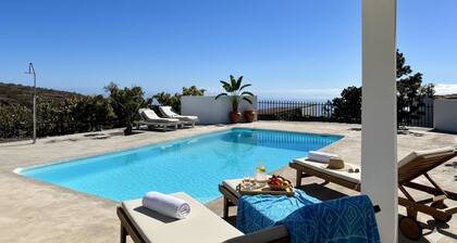 Stunning El Poleo Cottage at El Estanco Viejo: Historic Comfort With B