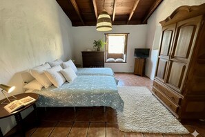 2 bedrooms, iron/ironing board, Internet, bed sheets