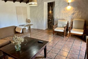 TV - Stunning El Poleo Cottage at El Estanco Viejo: Historic Comfort With B (Adeje)