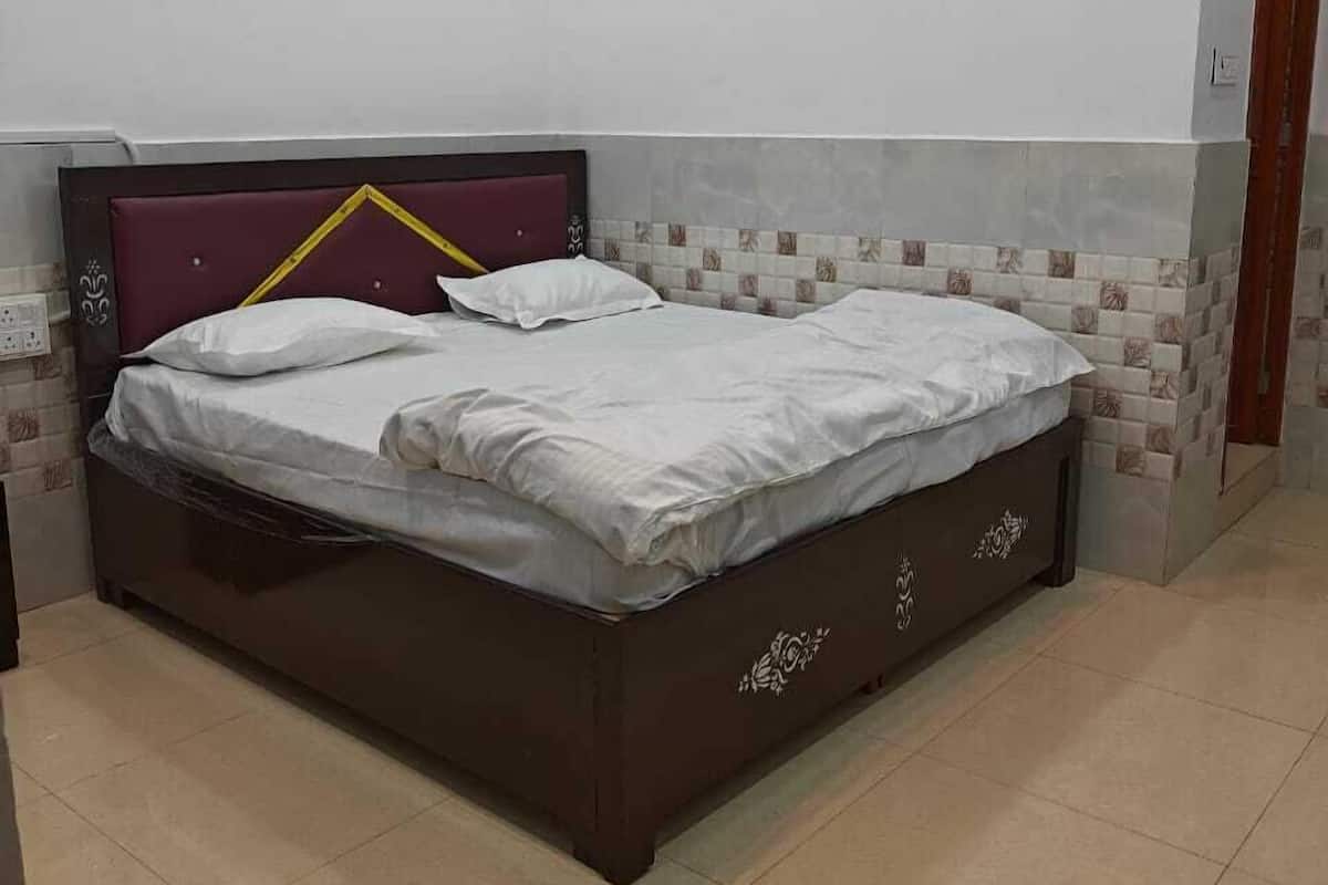 Executive Room | In-room safe, desk, laptop workspace, blackout drapes