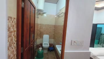 Chambre Double Deluxe, vue ville | Salle de bain | Articles de toilette gratuits, sĂšche-cheveux, chaussons