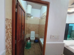 Deluxe tweepersoonskamer, uitzicht op de stad | Badkamer | Gratis toiletartikelen, een haardroger, pantoffels, handdoeken