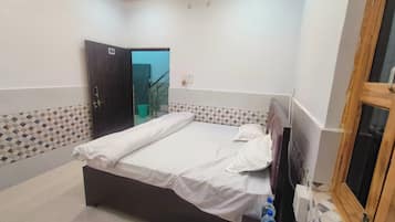 Chambre Double Deluxe, vue ville | Coffres-forts dans les chambres, bureau