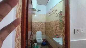 Chambre Double Deluxe, vue ville | Salle de bain | Articles de toilette gratuits, sĂšche-cheveux, chaussons