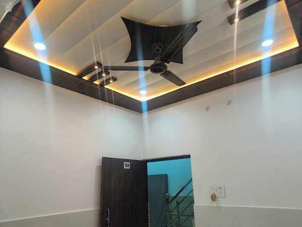 Deluxe tweepersoonskamer, uitzicht op de stad | Een kluis op de kamer, een bureau, een laptopwerkplek