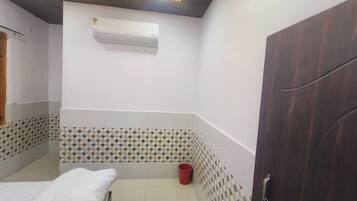 Chambre Double Deluxe, vue ville | Coffres-forts dans les chambres, bureau